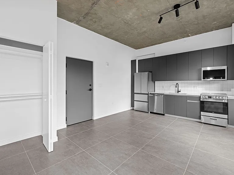 315 NW 32nd St — Photo 5
