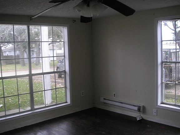 4th image of 809 8th Ave N