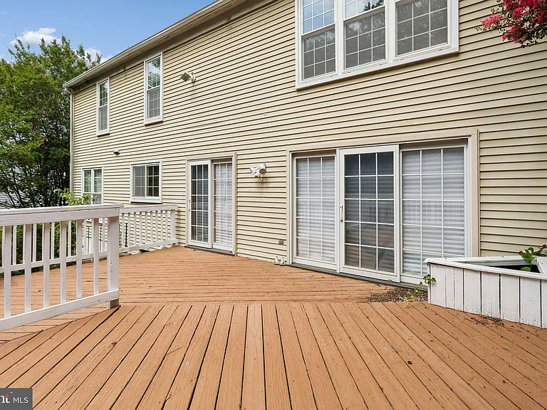 820 Chatsworth Dr — Photo 17