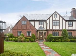 171 Whitehall Blvd, Garden City, NY 11530