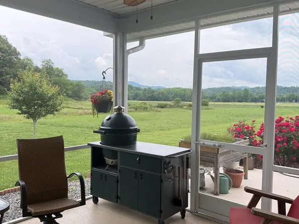 111 Riverwalk Cir, Hayesville, NC 28904