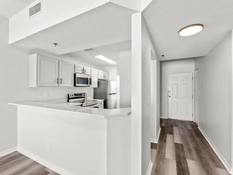 100 Browning Ave — Photo 18