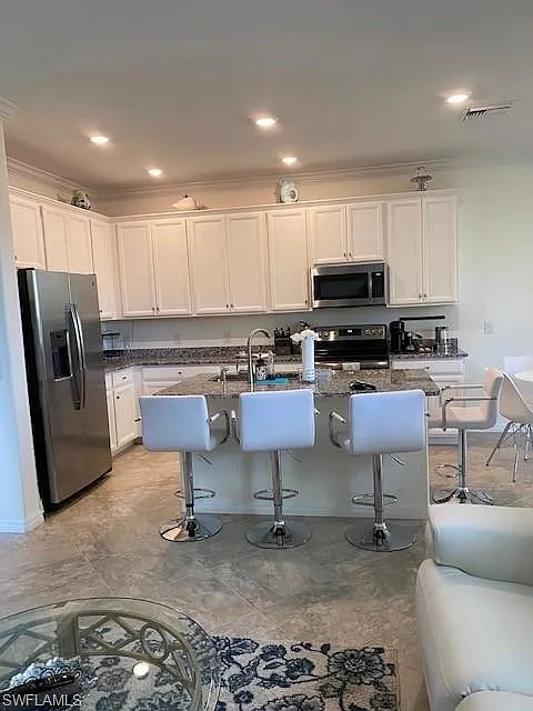 3 bed, 2.5 bath, 2022 sqft, $7,000 — Photo 2