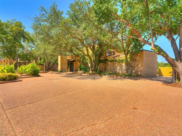 6916 Avondale Ct, Nichols Hills, OK 73116