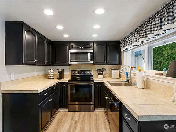 3rd image of 713 NE 151st Avenue