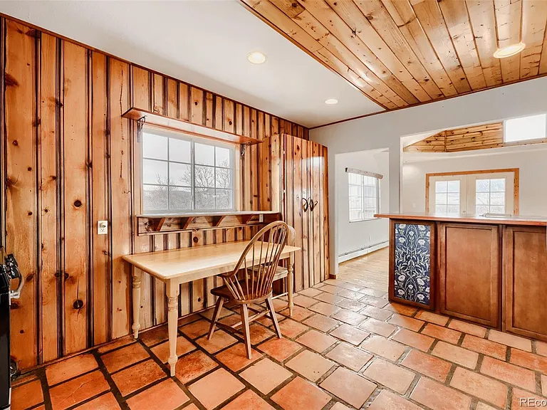433 W Tomah Rd — Photo 11