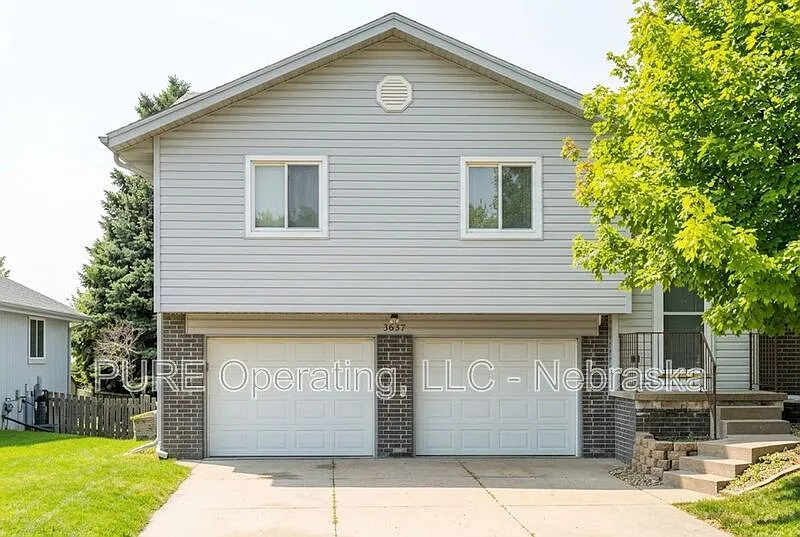 3 bed, 2.0 bath, 1609 sqft, $1,900 — Photo 2