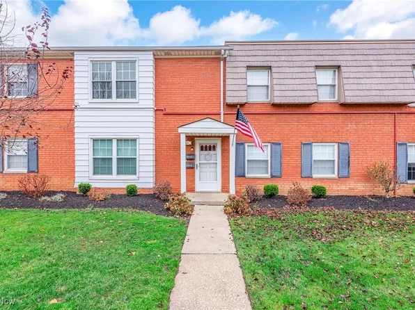 2755 Pease Dr, Rocky River, OH 44116