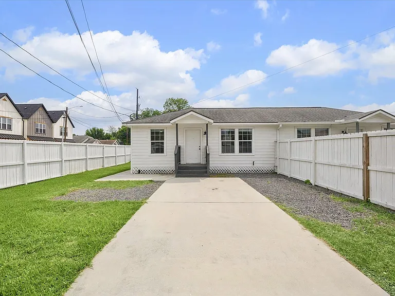 2610 Cochran St — Photo 1
