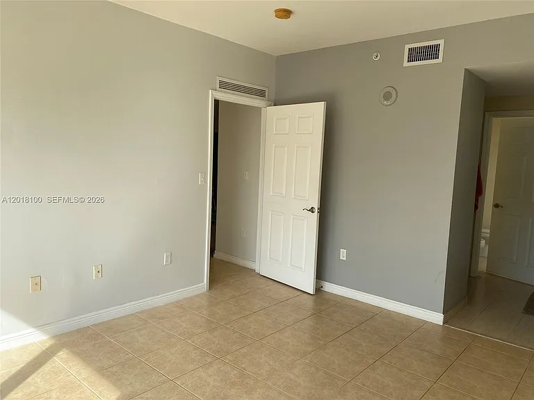 2425 SW 27th Ave #1008 — Photo 6