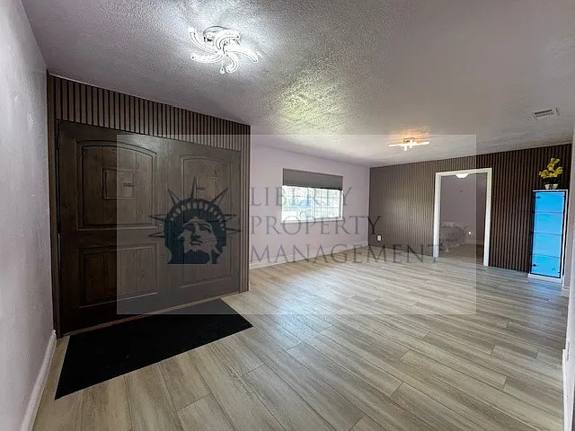 10757 N Armstrong Ave — Photo 3