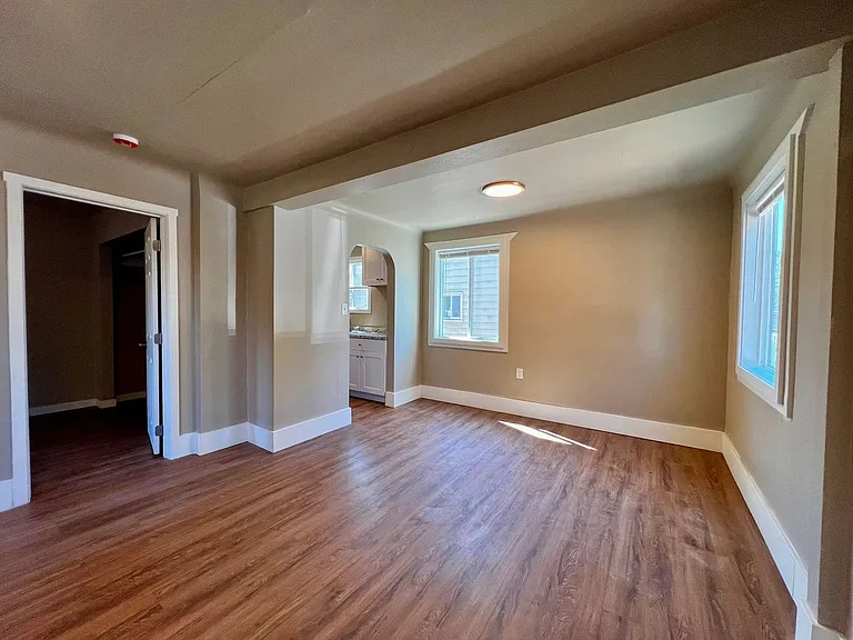 921 S 11th Ave — Photo 5