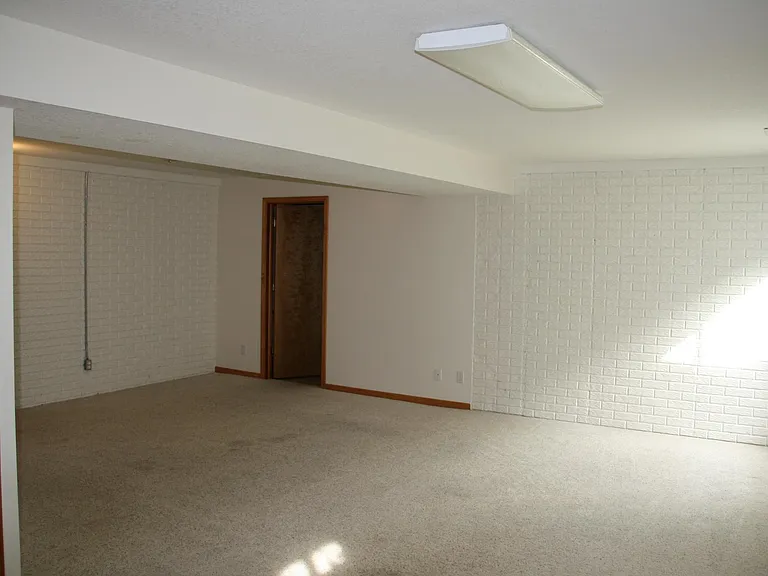 4805 Russell St — Photo 4
