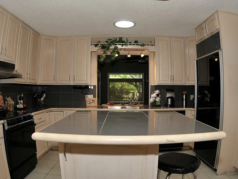 2820 Whisper Oaks Dr — Photo 3