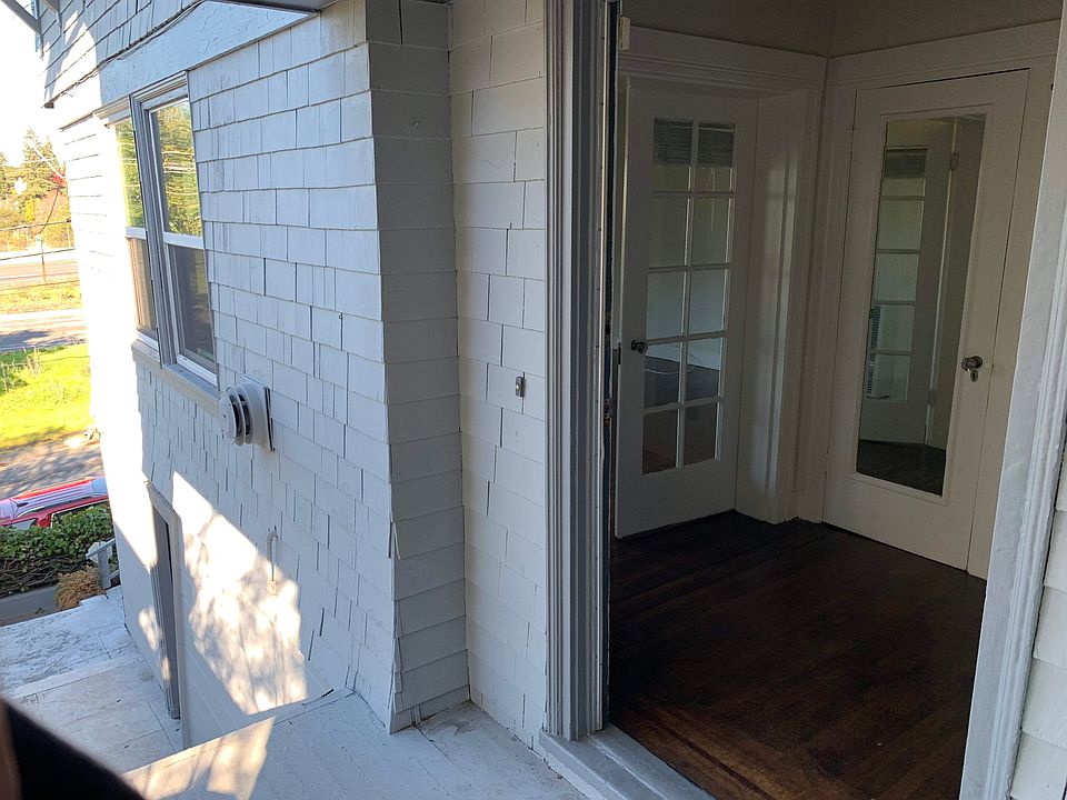 completely private downstairs unit in a duplex, has its own private porch and stairs