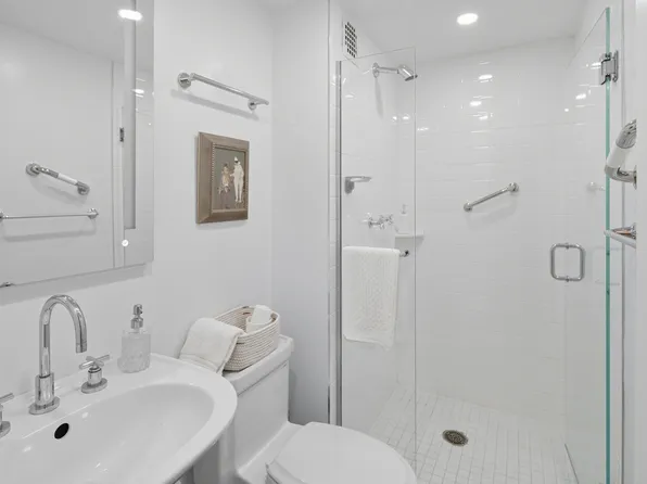 1050 5th Avenue image 6 of 14