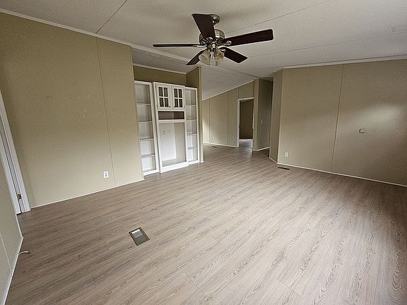 3rd image of 250 Susan Ln