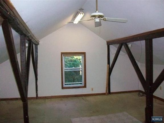 4th image of 233 Airmount Ave