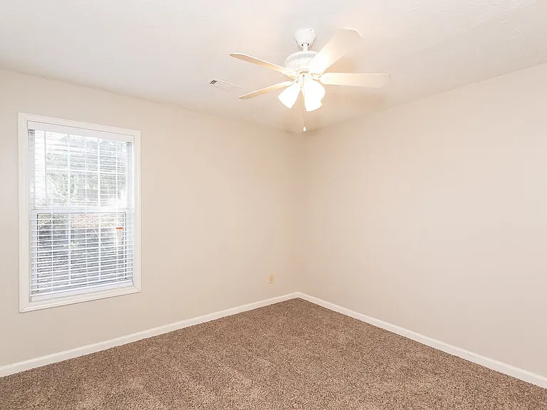 470 Rosehill Dr — Photo 12