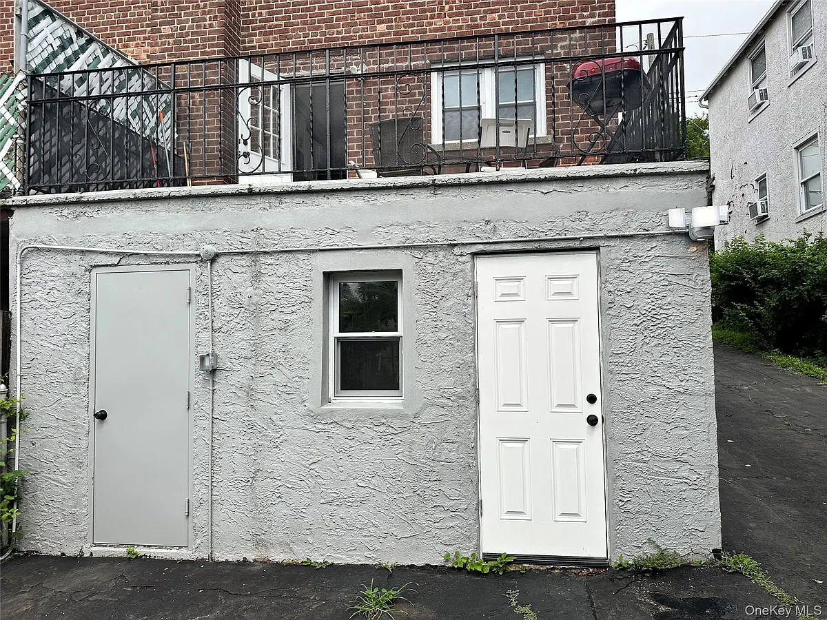 Building Photo - 216 1st St #1