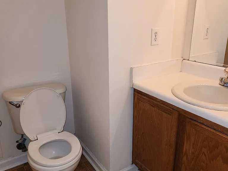 860 Darby St — Photo 5