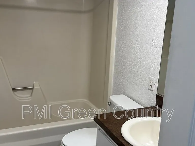 318 E Redwood St #72-4 — Photo 9
