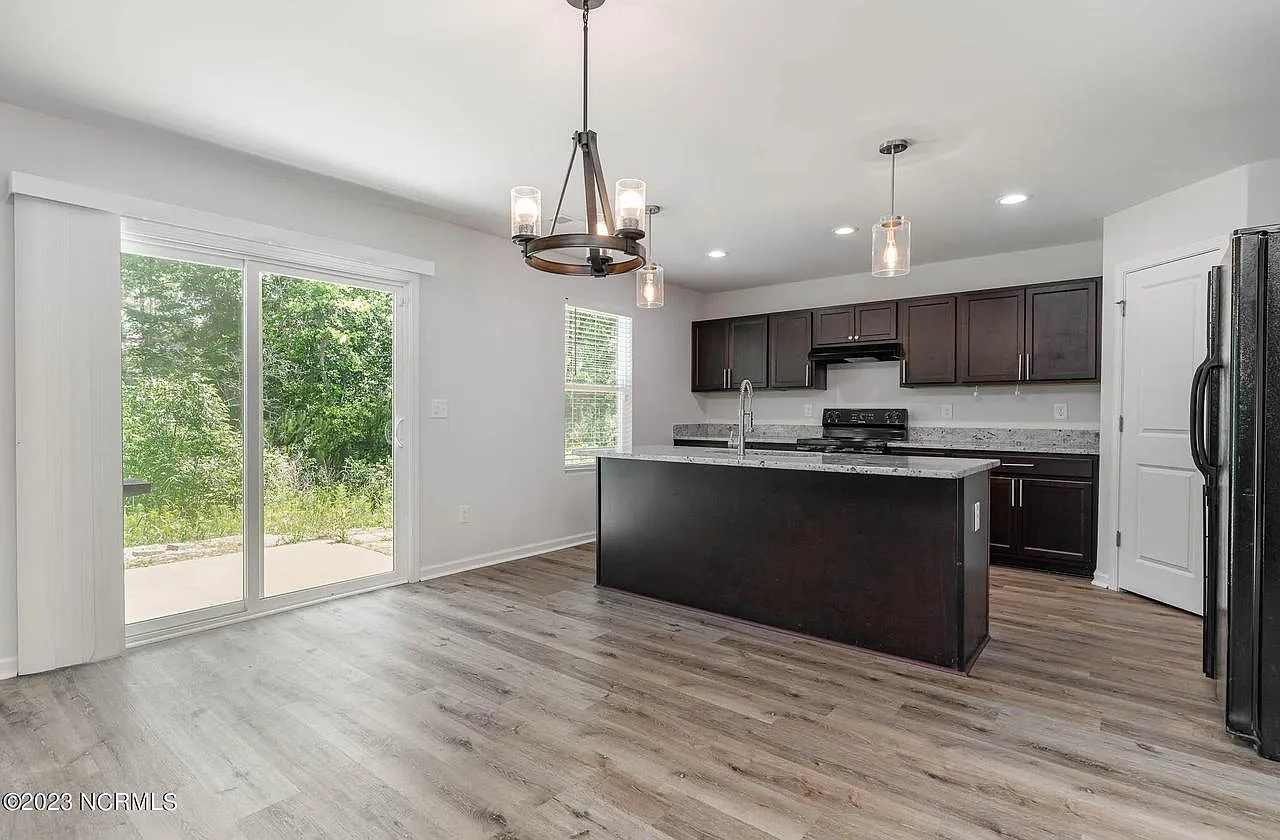 4 bed, 2.5 bath, 2433 sqft, $2,400 — Photo 2