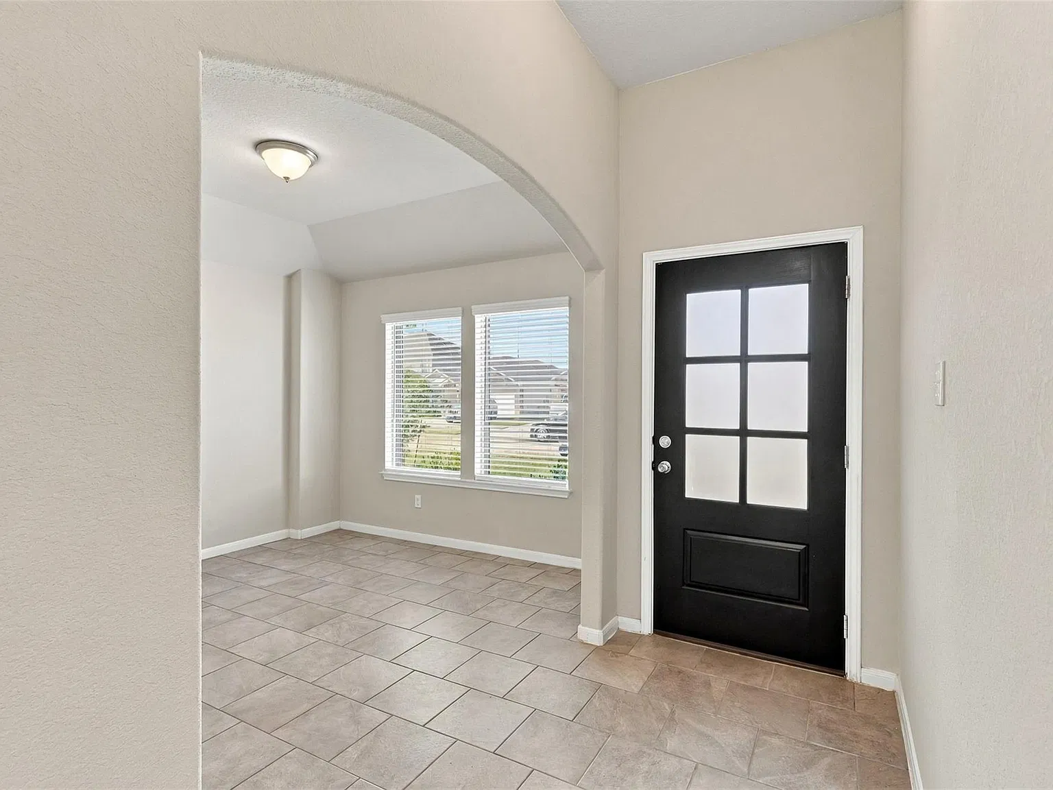 3 bed, 2.0 bath, 1837 sqft, $2,300 — Photo 2