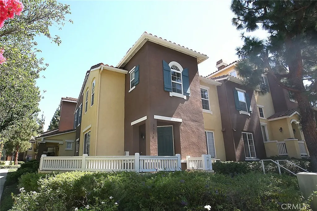 3 bed, 2.5 bath, 1627 sqft, $4,600 — Photo 1