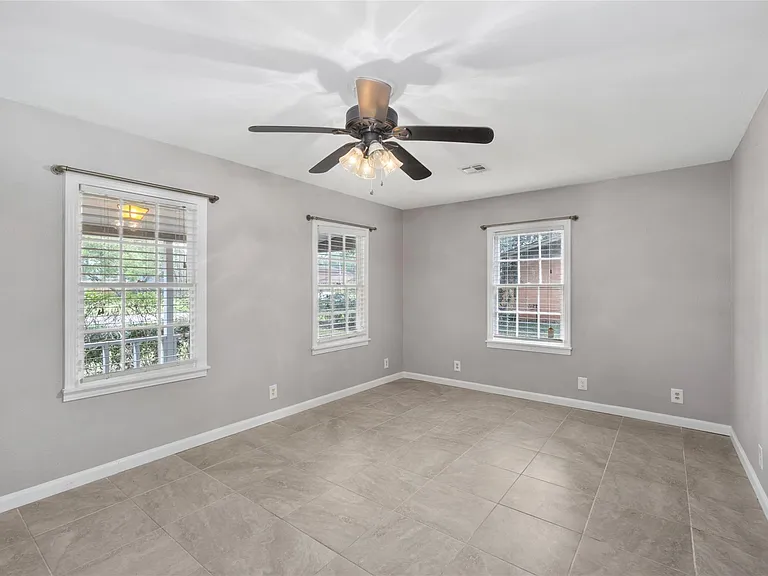1110 Woods Dr — Photo 4