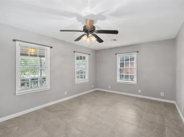 1110 Woods Dr, Liberty, TX 77575