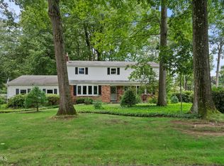 15 Broadleaf Dr, Clifton Park, NY 12065