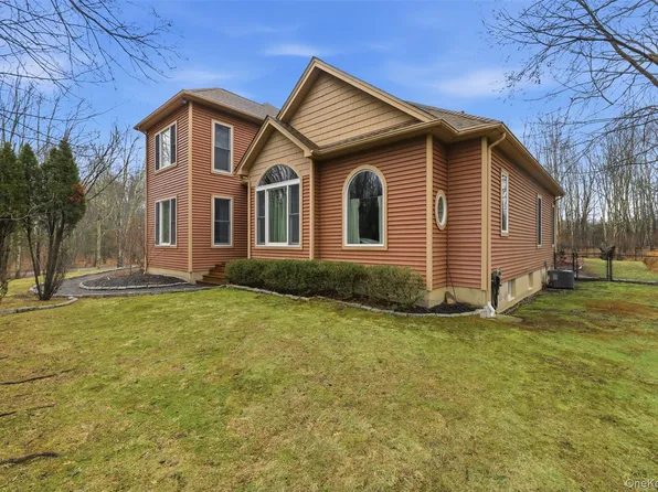 6 Foxwood Road, New Paltz, NY 12561