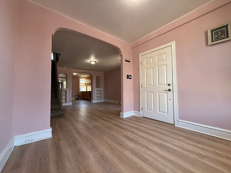 212 E Sheldon St — Photo 5
