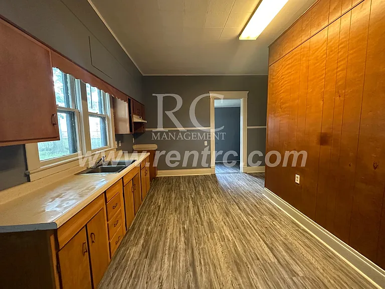 1117 N Gilbert St — Photo 4