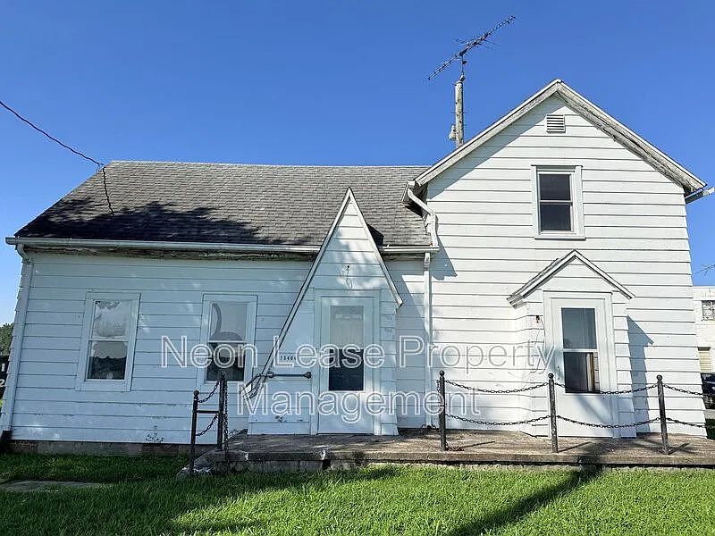 3 bed, 1.0 bath, $1,795 — Photo 1