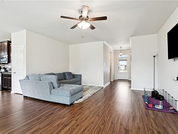 4th image of 813 Dandelion Dr