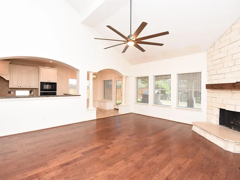16915 Locust Springs Dr — Photo 8