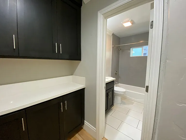 AC! In Unit Washer & Dryer! Reserved Onsite Parking! Downstairs Home! — Photo 8
