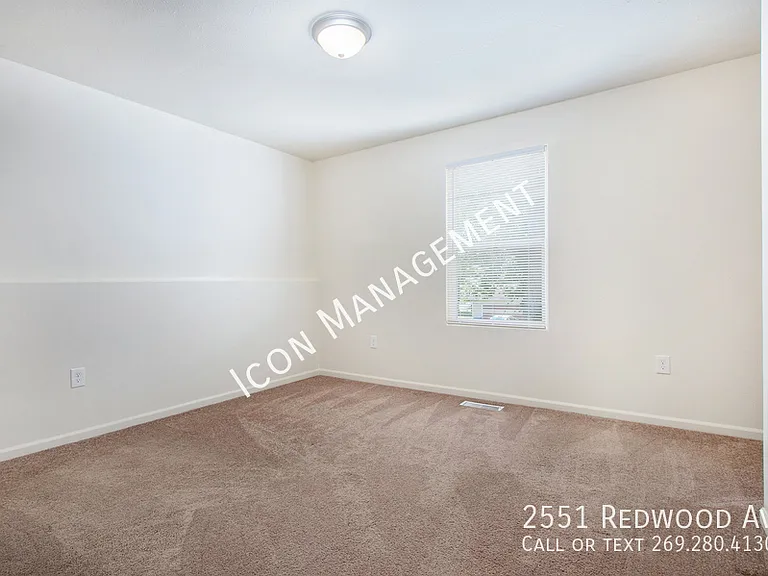 2551 Redwood Ave — Photo 18
