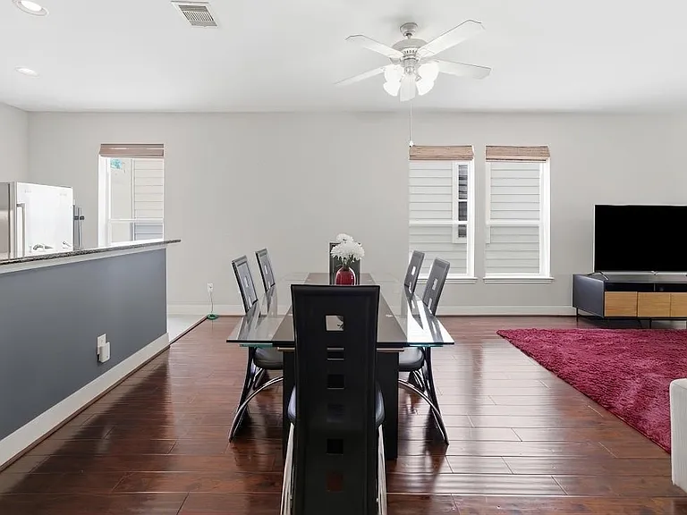 1716 Elgin St — Photo 15