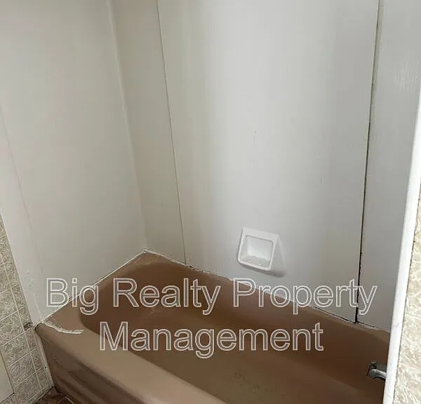 106 N Main St #B — Photo 9