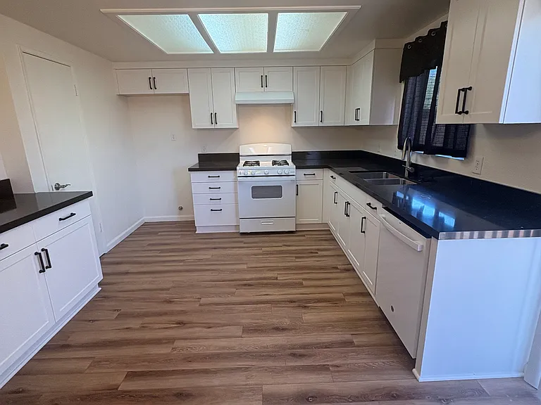 654 Woodcrest Dr #B — Photo 3