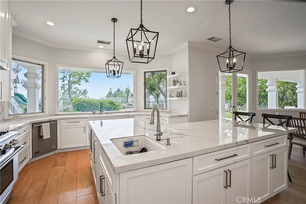 6 bed, 6810 sqft, $22,000 — Photo 3