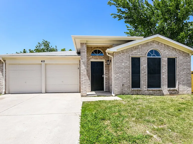 415 Faircrest Dr — Photo 1