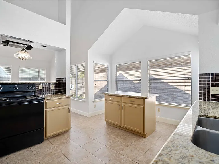 16054 Hidden Acres Dr — Photo 8