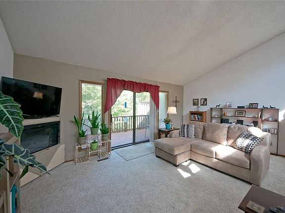 5th image of 33 Estes Dr
