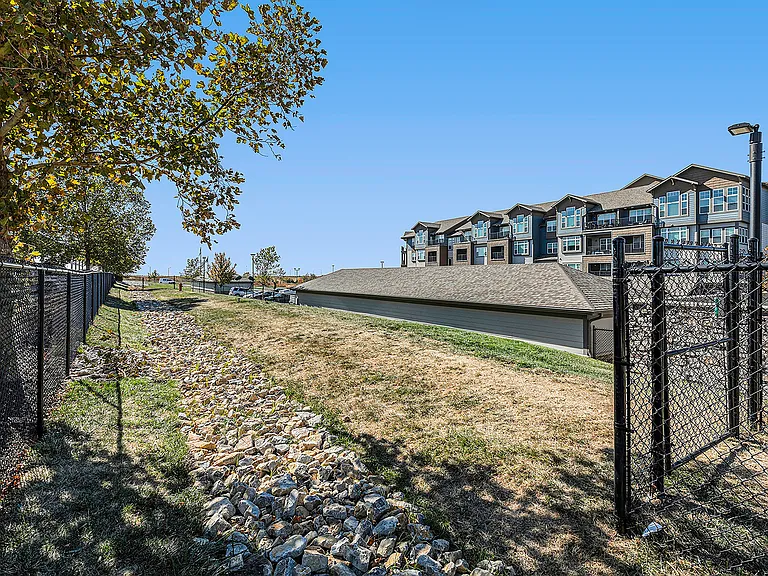 Village West — Photo 28