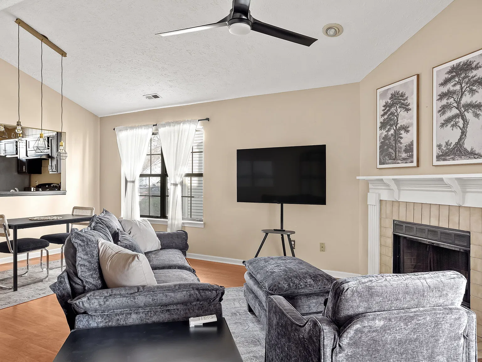 2 bed, 1111 sqft, $2,400 — Photo 4