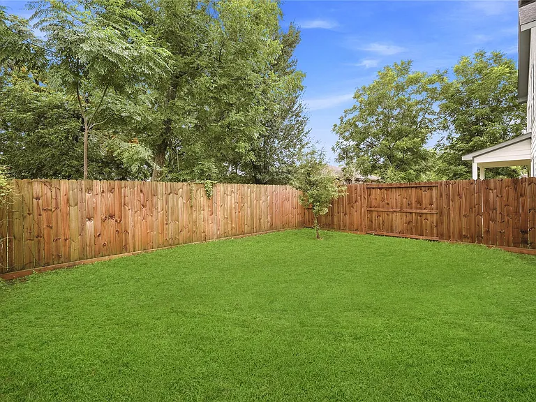 2125 Paul Quinn St — Photo 32